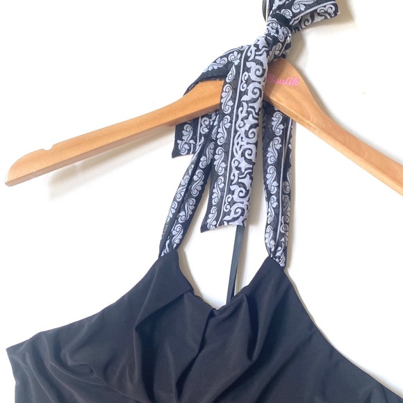 White House Black Market Black halter top, Size M - Picture 3 of 10